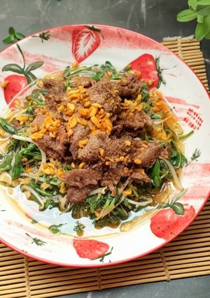Hình của món Bò xào giá và rau đắng.
