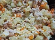Una foto de ensalada de verano con pollo