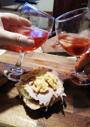 Una foto de Bocados ricos sobre pan lactal para festejar la vida! 🍾🥂