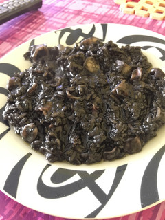 Una foto de Arroz negro con chipirones