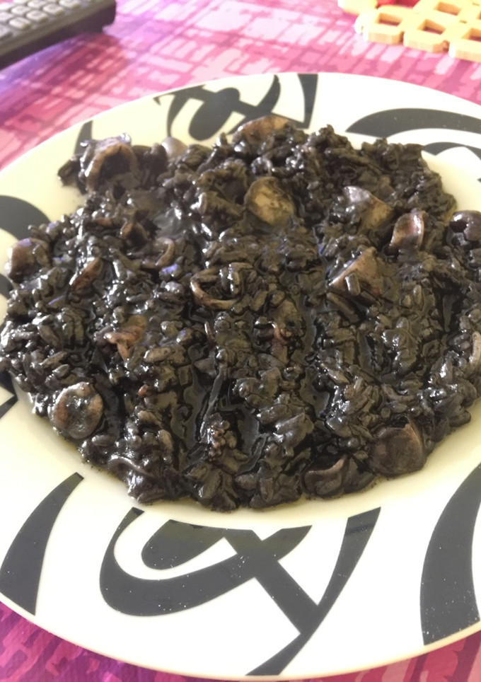 Una foto de Arroz negro con chipirones