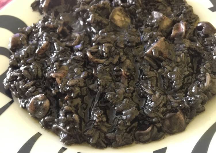 Arroz negro con chipirones