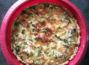 Foto principal de Quiche saludable de kale y tomates secos con base de avena