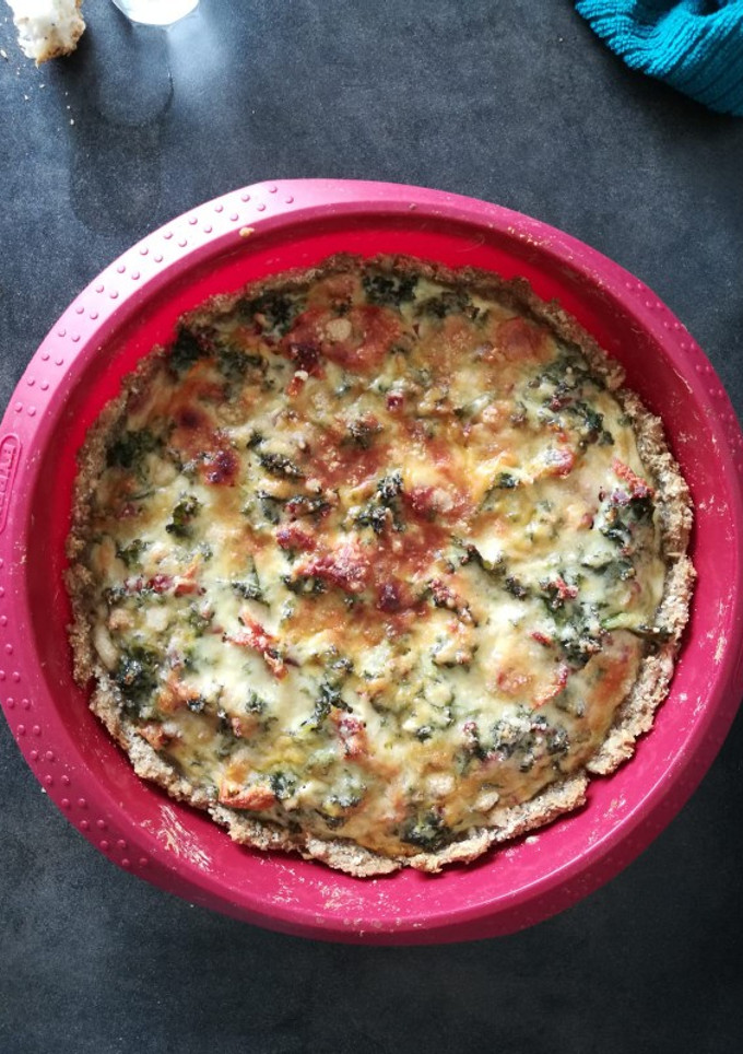 Una foto de Quiche saludable de kale y tomates secos con base de avena