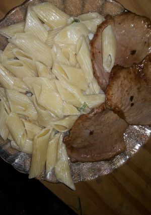 Una foto de Fideos a la crema con churrasco de peceto