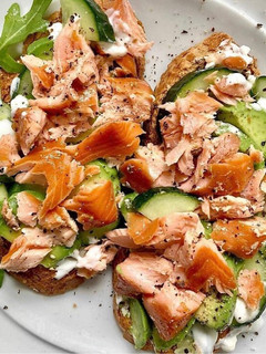 Una foto de Tostadas con salmón 🥑