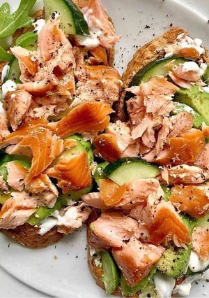 Una foto de Tostadas con salmón 🥑