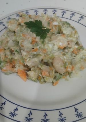 Una foto de Ensalada de alubias con verduras picada