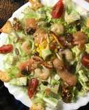 Ensalada de salmón ahumado y queso gorgonzola con cóctel de frutos secos y crema balsámica de manzana con galletitas saladas