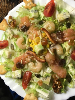 Una foto de Ensalada de salmón ahumado y queso gorgonzola con cóctel de frutos secos y crema balsámica de manzana con galletitas saladas
