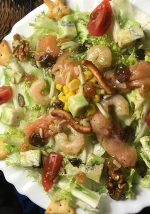 Una foto de Ensalada de salmón ahumado y queso gorgonzola con cóctel de frutos secos y crema balsámica de manzana con galletitas saladas