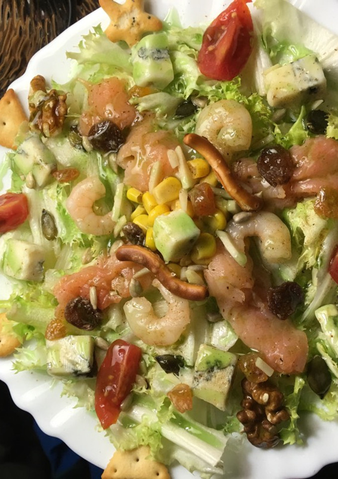 Una foto de Ensalada de salmón ahumado y queso gorgonzola con cóctel de frutos secos y crema balsámica de manzana con galletitas saladas