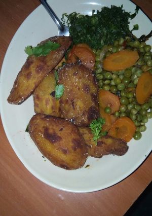 A picture of Fried sweet potatoes with peas.