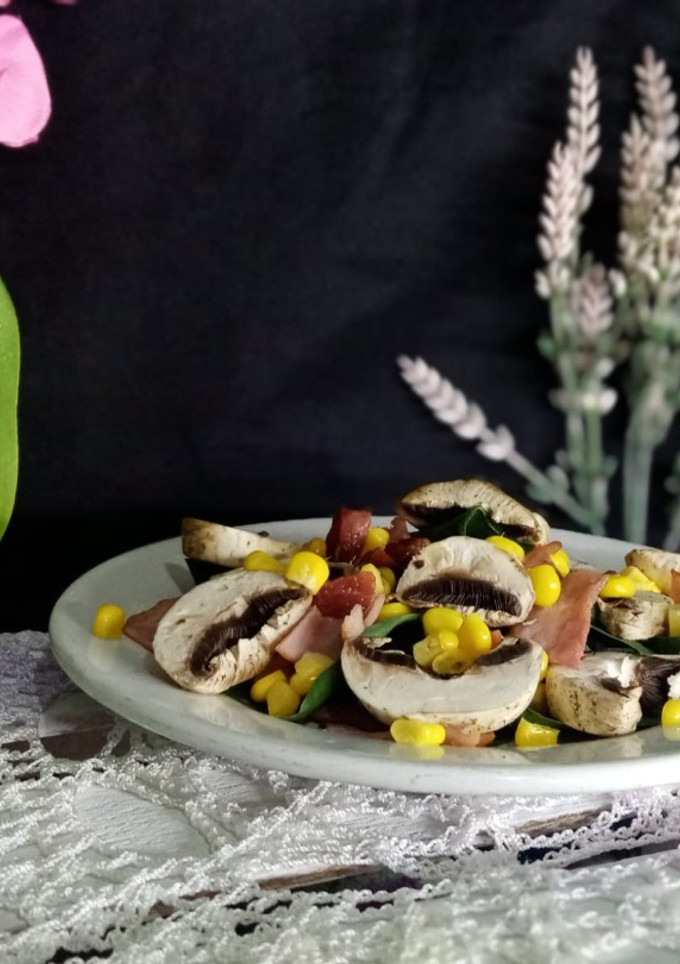 Una foto de Ensalada de espinacas con tocino