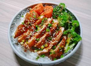 Hình của món TERIYAKI CHICKEN DONBURI (Cơm gà sốt Teriyaki Nhật bản).