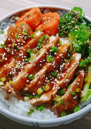 Hình của món TERIYAKI CHICKEN DONBURI (Cơm gà sốt Teriyaki Nhật bản).