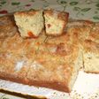 Pastel de vainilla con semillas de amapola y mango escarchado