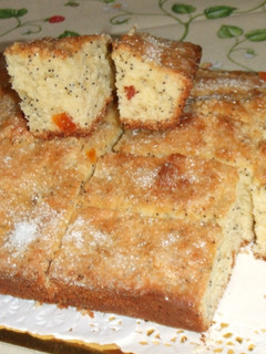 Una foto de Pastel de vainilla con semillas de amapola y mango escarchado