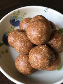 शेंगदाणा लाडू (shengdana ladoo recipe in marathi) रेसिपी चे मुख्य फोटो 