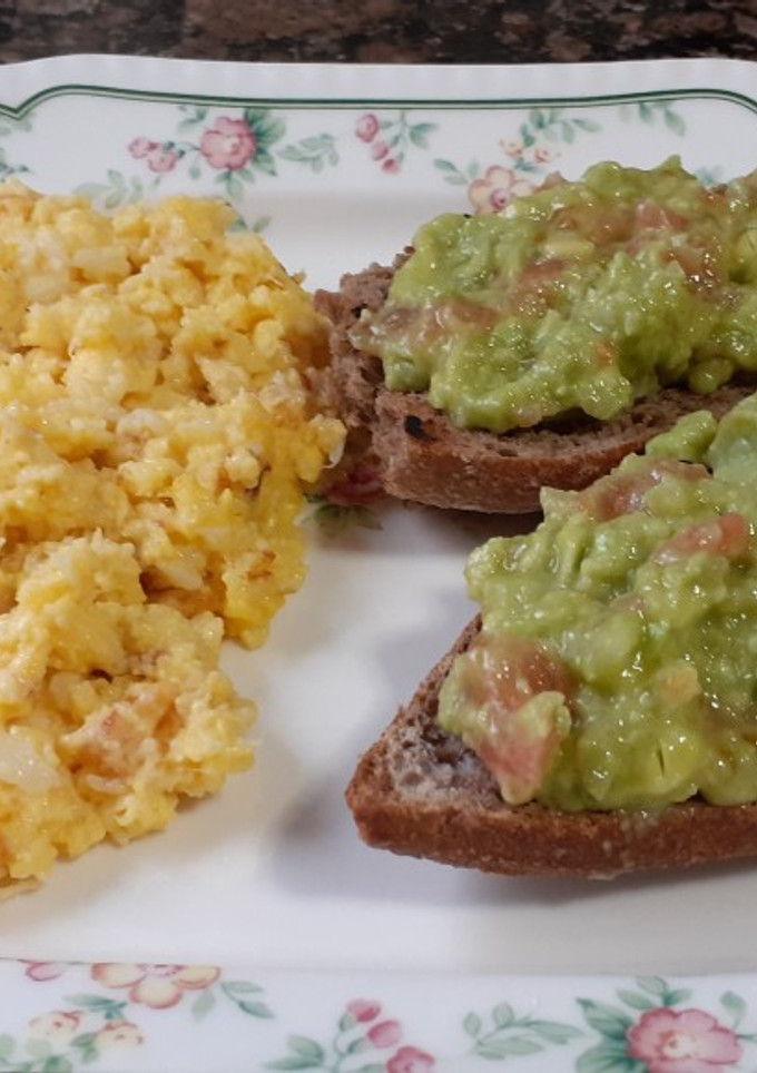 Una foto de Huevos revueltos con sorpresa