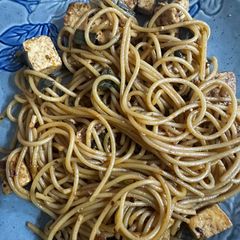 A picture of Chilli garlic spaghetti with paneer.