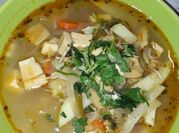 Una foto de sopa de marisco