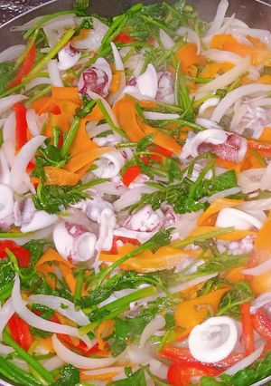 Hình của món Mực xào cần tỏi ớt chuông.