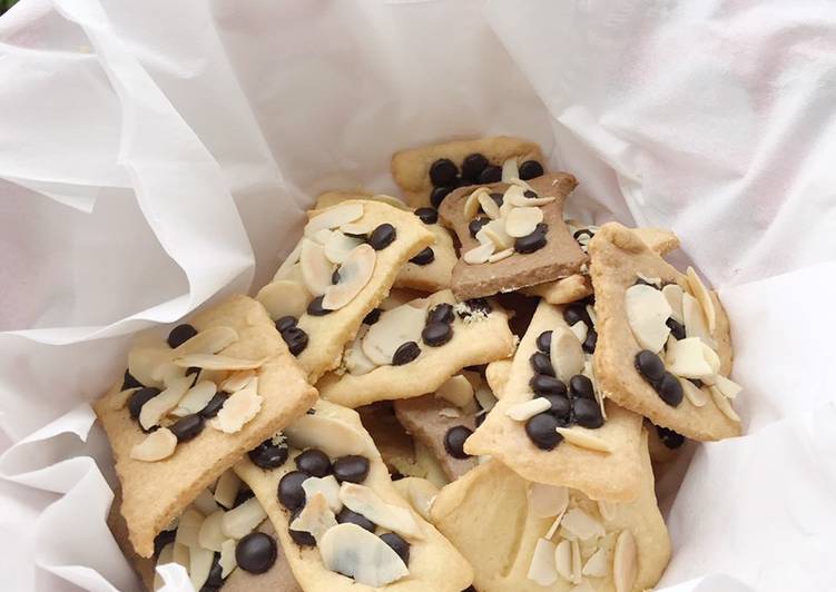 Cara Gampang mengolah Cookies Keju Almond Chocochips yang Menggugah Selera