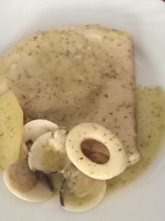 Una foto de Emperador con salsa y marisco