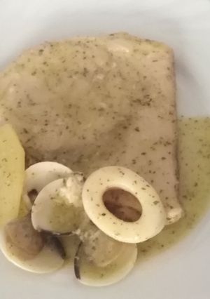 Una foto de Emperador con salsa y marisco