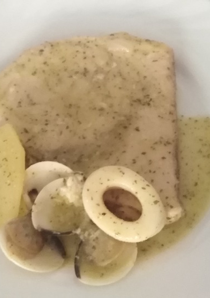 Una foto de Emperador con salsa y marisco