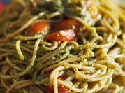 Una foto de pasta integral pesto
