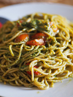 Una foto de Espaguetis con pesto 🍝🌿
