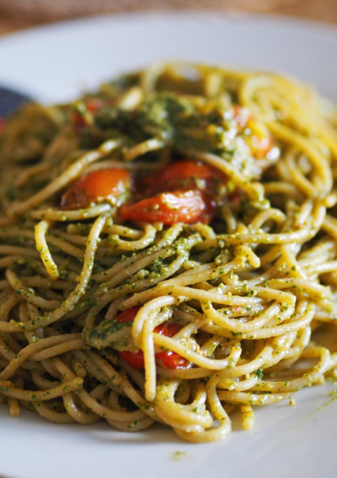 Una foto de Espaguetis con pesto 🍝🌿