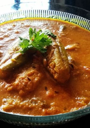 A picture of Doi Potol / Pointed gourd on curd gravy.