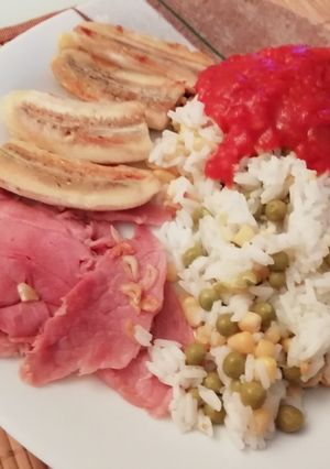 Una foto de Arroz a la cubana (versión española) 🍌🍚