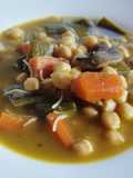 Sopa otoñal de calabaza con garbanzos y fideos