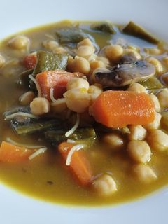 Una foto de Sopa otoñal de calabaza con garbanzos y fideos