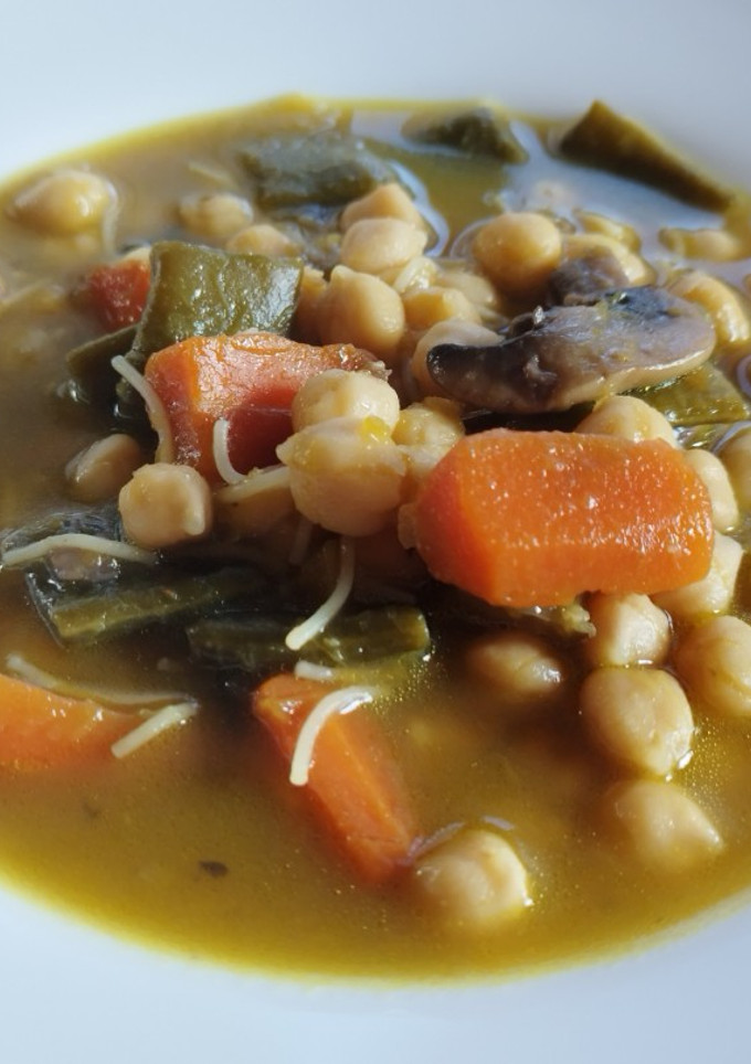 Una foto de Sopa otoñal de calabaza con garbanzos y fideos