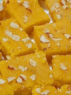 बेसन की बर्फी(besan ki barfi recipe in Hindi) रेसिपी मुख्य फोटो