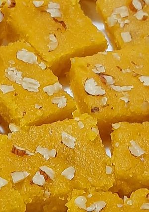 बेसन की बर्फी(besan ki barfi recipe in Hindi) रेसिपी मुख्य फोटो