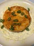 Hamburger di salmone su crema di formaggio all’aneto erba cipollina e sale di limone