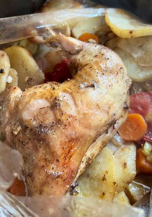 Une photo de Poulet au four avec légumes