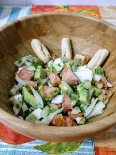 Una foto de Pico de gallo con huevo duro