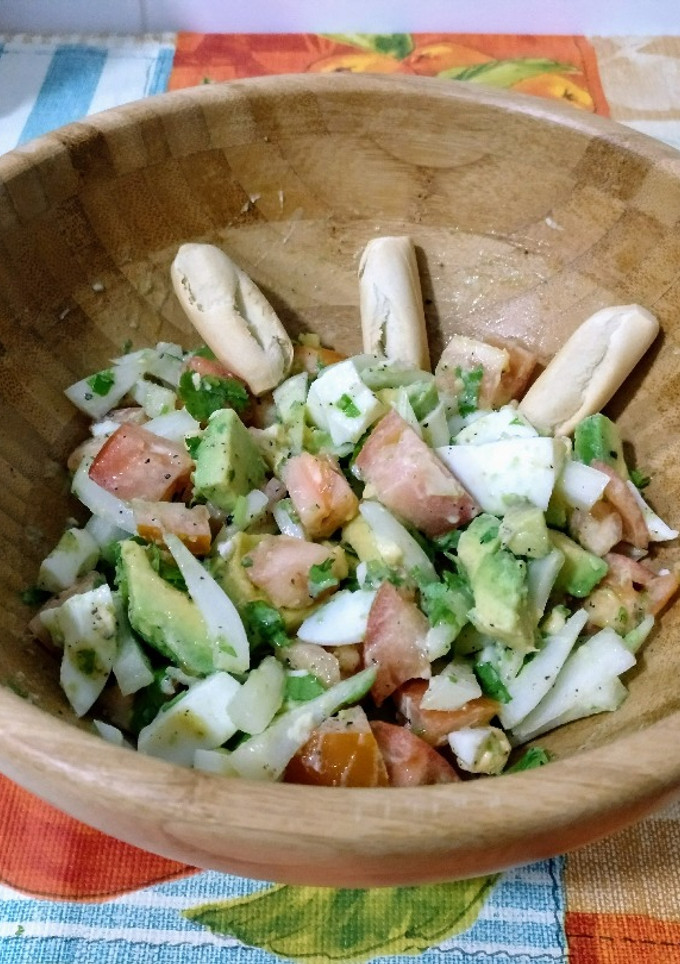 Una foto de Pico de gallo con huevo duro