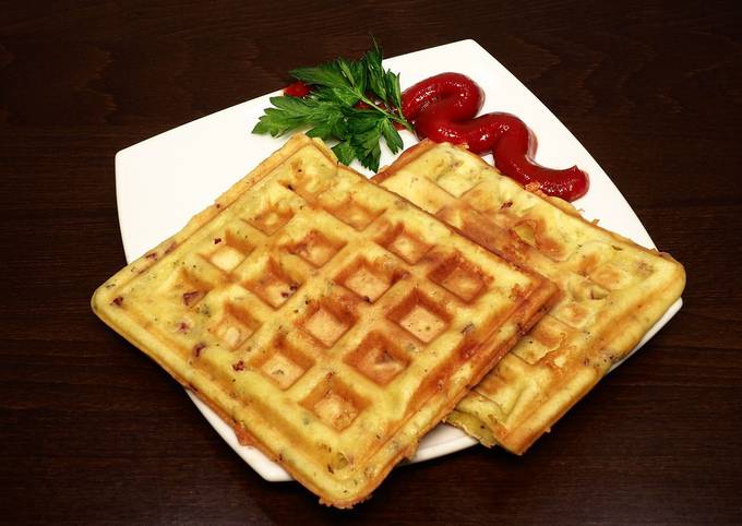 Закусочные бельгийские вафли с сыром и колбасой