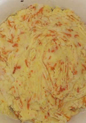 Una foto de Puré de papa con zanahoria y Bife con huevos