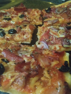 Una foto de Pizza extrafina sabrosa y sin levadura con cerveza