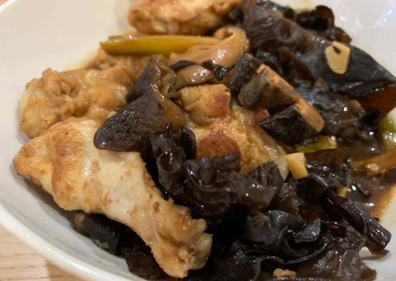 Tumis Sayap ayam dengan jamur kuping dengan rasa oriental