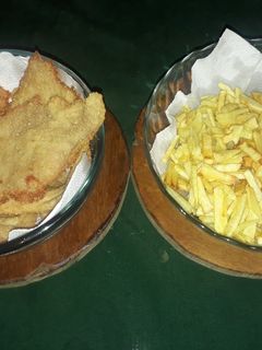 Una foto de Supremas con papas fritas